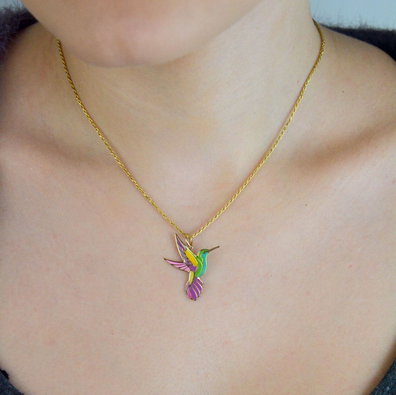 Subtelna zawieszka złota Koliber próby 585 z kolorową emalią. Wymiary 2,6×2,0 cm, waga 0,53 g. Idealna jako prezent lub element codziennej biżuterii.1.jpg